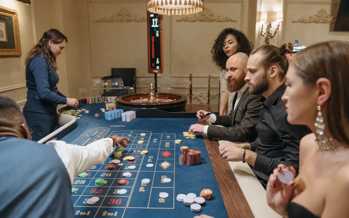 Players placing chips on a roulette table with a dealer – PHFUN live casino