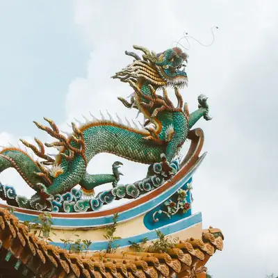 Dragon Tiger: dragon sculpture on a temple roof