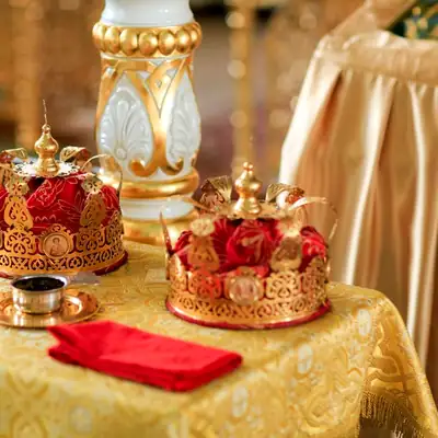 Fortune King Jackpot: golden jewelled crowns on a table